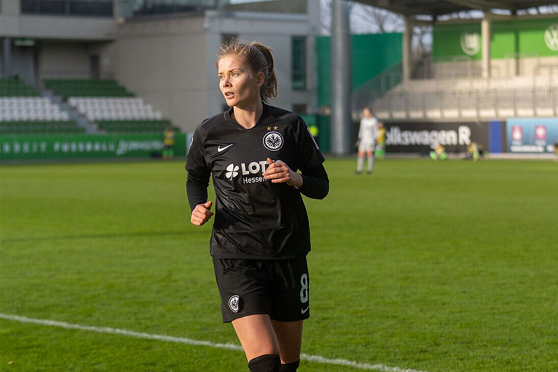 Porträt von Sjoeke Nüsken, Fußball Sjoeke Nüsken im Trikot von Fußball-Bundesligist Eintracht Frankfurt