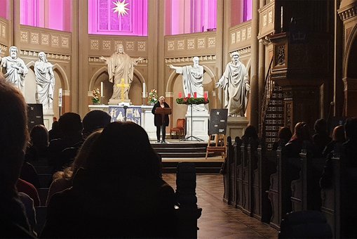 Hochschulpräsidentin Prof. Dr. Eva Waller begrüßt die Teilnehmenden der Kalenderpräsentation. 