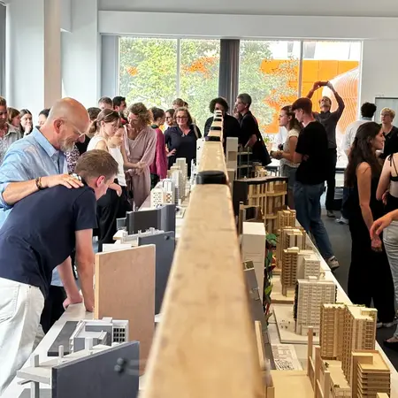 Besucher einer Ausstellung der HSRM.