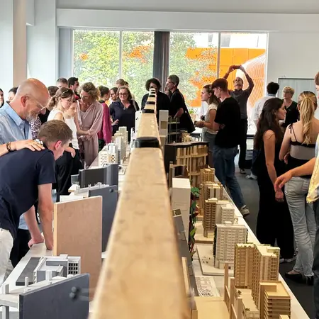 Besucher einer Ausstellung der HSRM.