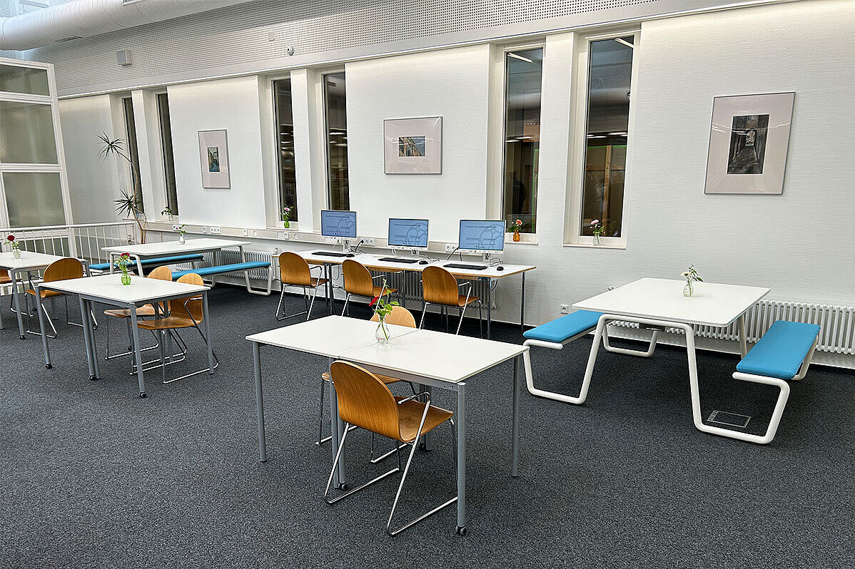 Blick auf die neugestalteten Arbeitsplätze in der Bibliothek Rüsselsheim