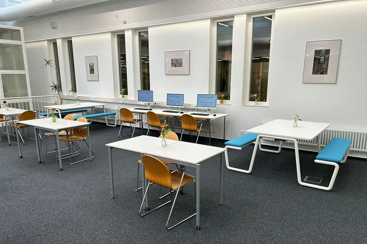 Blick auf die neugestalteten Arbeitsplätze in der Bibliothek Rüsselsheim