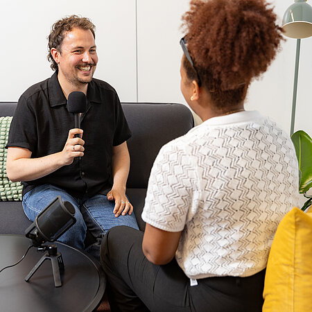 Interviewsituation Interviewsituation in Sofaecke zwischen Mann und Frau