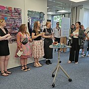 Studierende stellen im Methodenlabor des Fachbereichs ihre Exponate vor