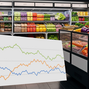 gefüllte Kühlschränke und Kühltruhen im Supermarkt, davor eine montierte Grafik