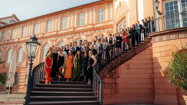 Die Absolvent:innen stehen auf einer Treppe des Schlosses Biebrich