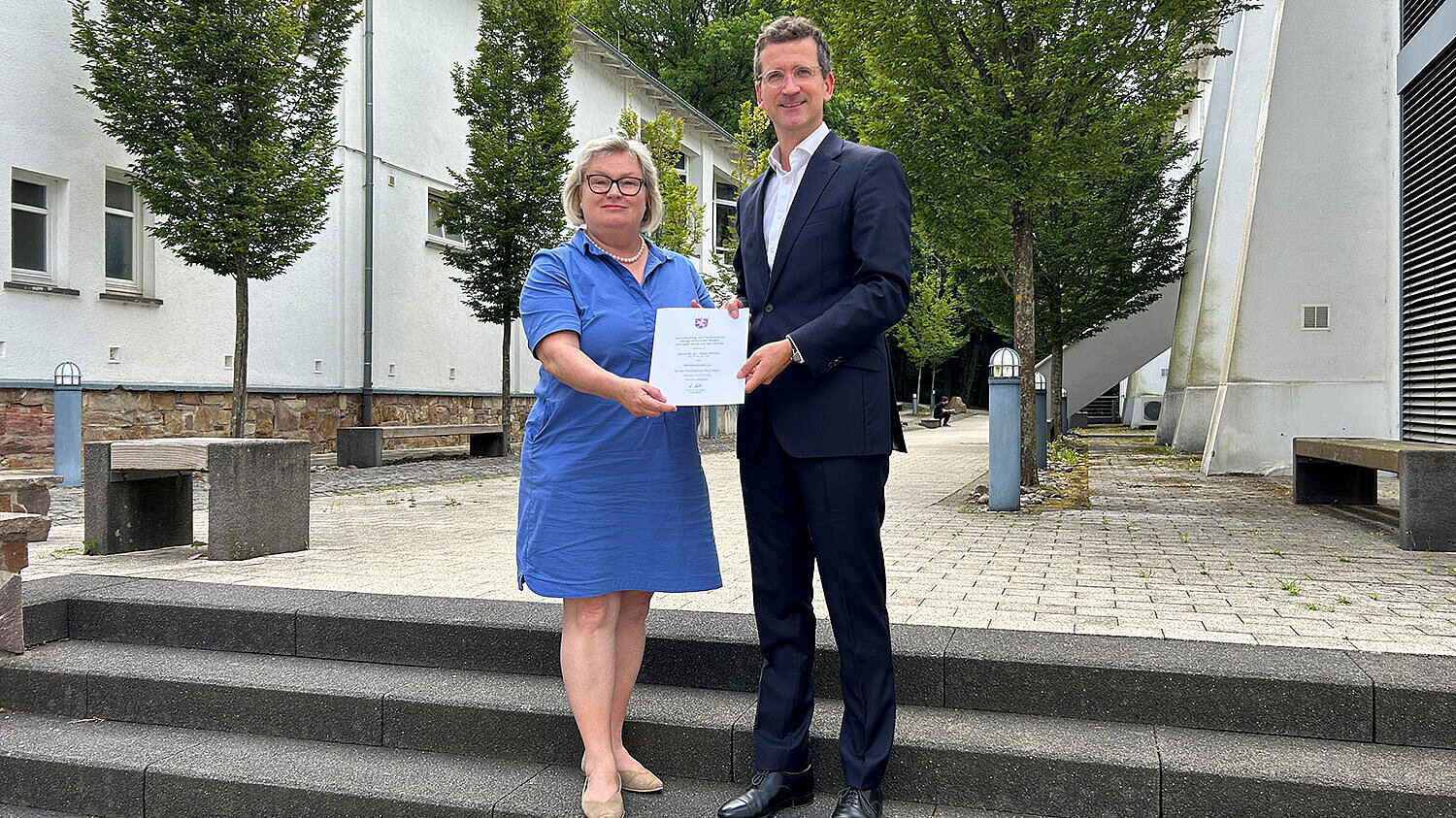 Prof. Dr. Eva Waller und Prof. Dr. Ubbo Aßmus mit der Ernennungsurkunde