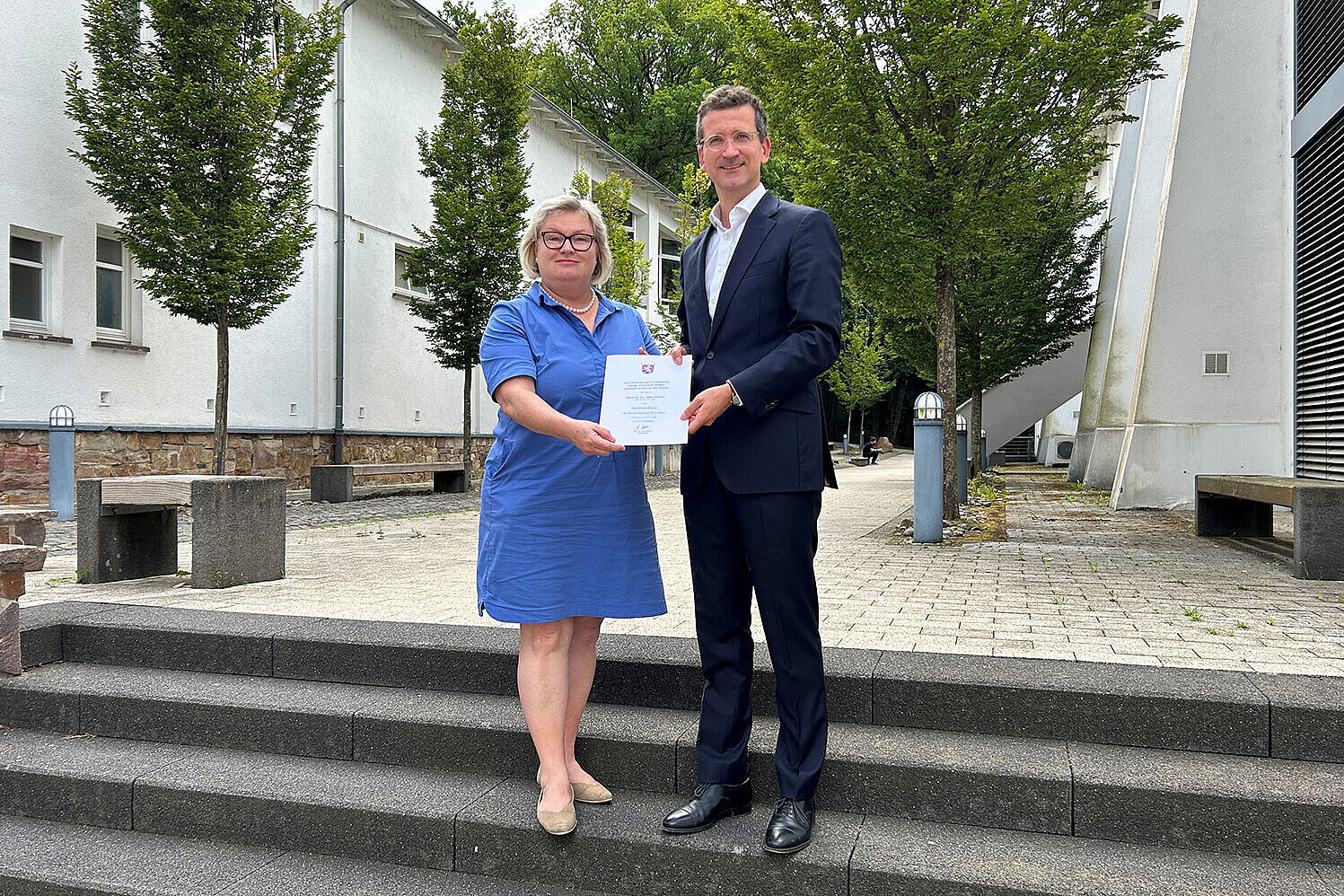 Prof. Dr. Eva Waller und Prof. Dr. Ubbo Aßmus mit der Ernennungsurkunde