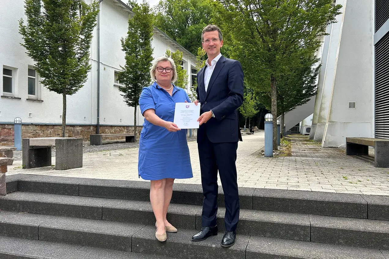 Prof. Dr. Eva Waller und Prof. Dr. Ubbo Aßmus mit der Ernennungsurkunde