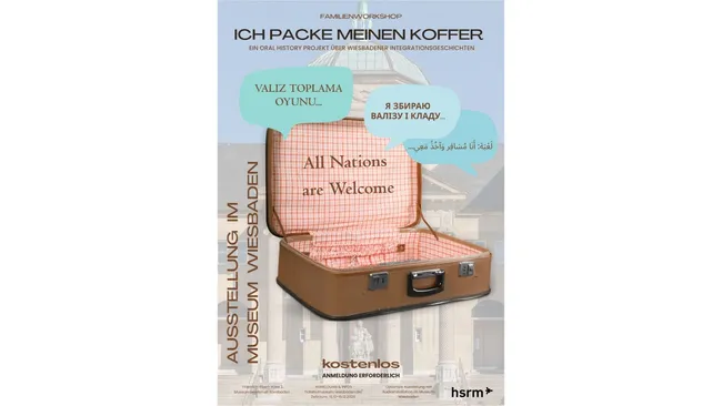 Bildbeschreibung: Ein geöffneter Koffer mit einem karierten Innenfutter. Darüber steht in verschiedenen Sprachen "Alle Nationen sind willkommen". Der Hintergrund deutet auf ein Museum hin, mit Informationen zur Ausstellung in Wiesbaden.