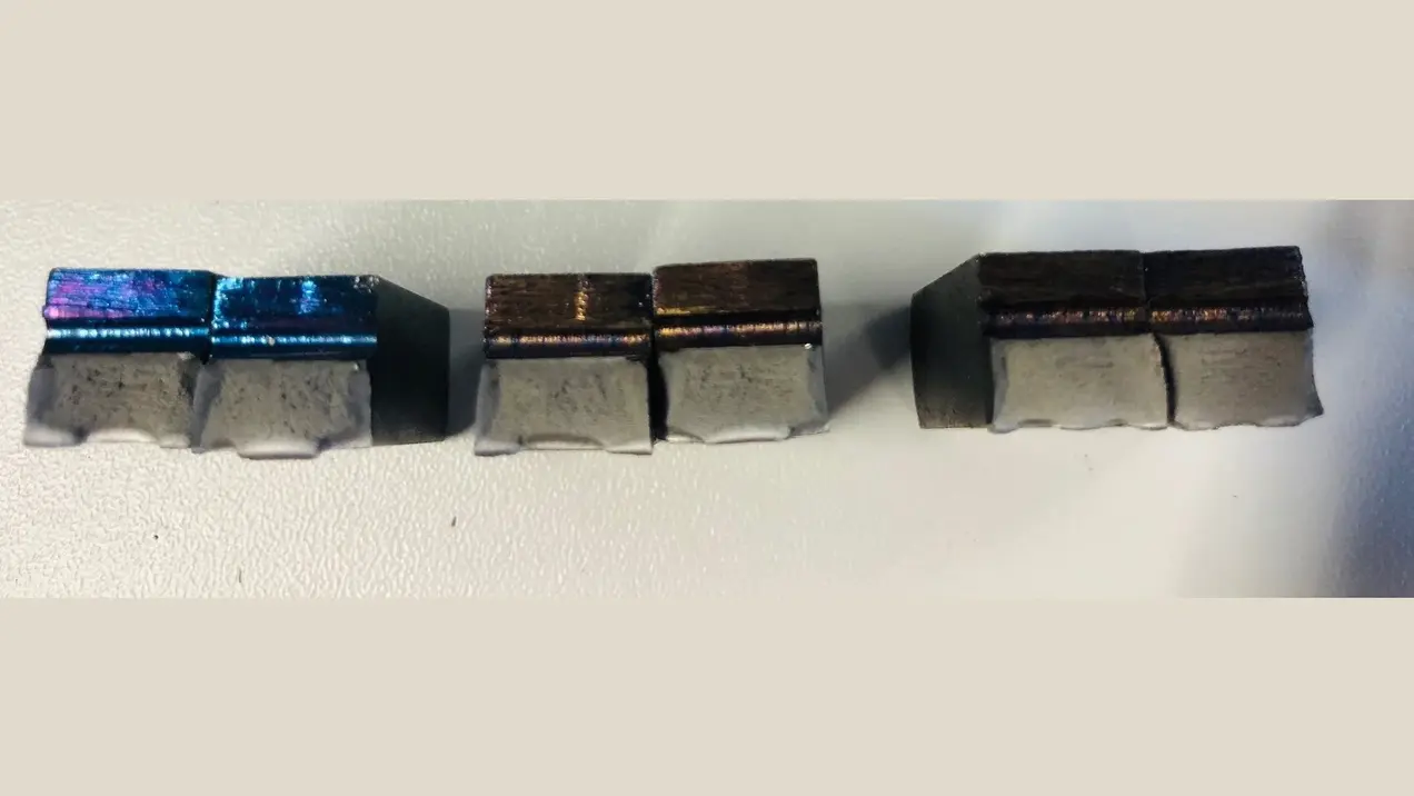 Unterschiedlich gebrochene Kerbschlagproben