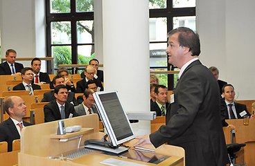 Wiesbadener Versicherungskongress 2014: Einleitung durch Herrn Prof. Dr. Matthias Müller-Reichart, Studiendekan der Wiesbaden Business School