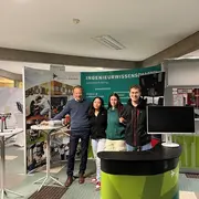 Das Team des Studiengangs Elektro- und Luftfahrttechnik (ELT) am Messestand