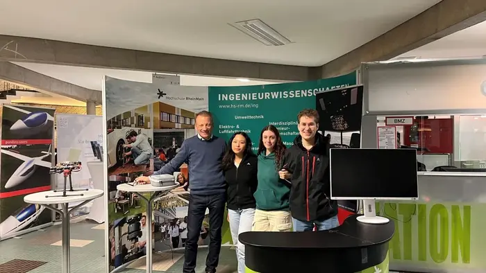 Das Team des Studiengangs Elektro- und Luftfahrttechnik (ELT) am Messestand