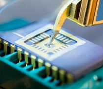 Um Seitenkanalangriffe zu erkennen und vorzubeugen, wird die elektromagnetische Abstrahlung eines Chips gemessen. © TÜV Informationstechnik GmbH