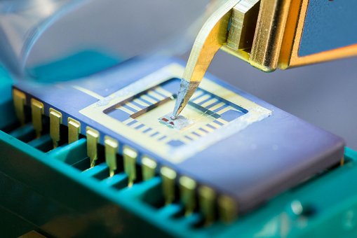 Um Seitenkanalangriffe zu erkennen und vorzubeugen, wird die elektromagnetische Abstrahlung eines Chips gemessen. © TÜV Informationstechnik GmbH