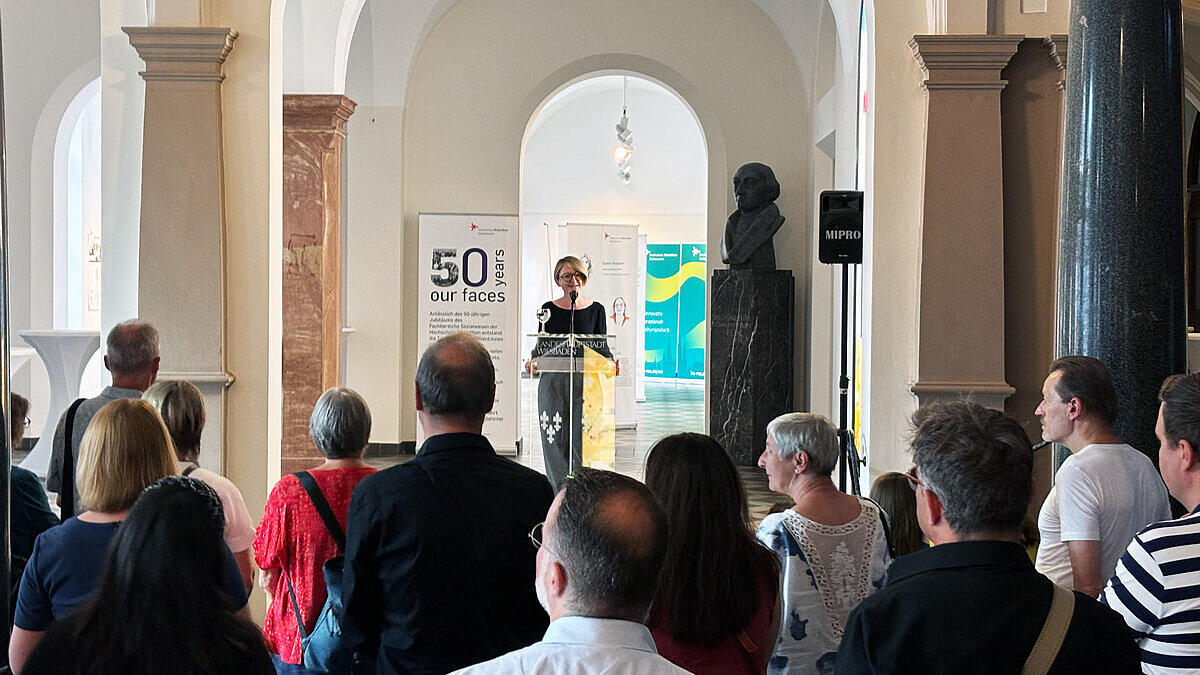 Sozialdezernentin Dr. Patricia Becher steht am Rednerpult