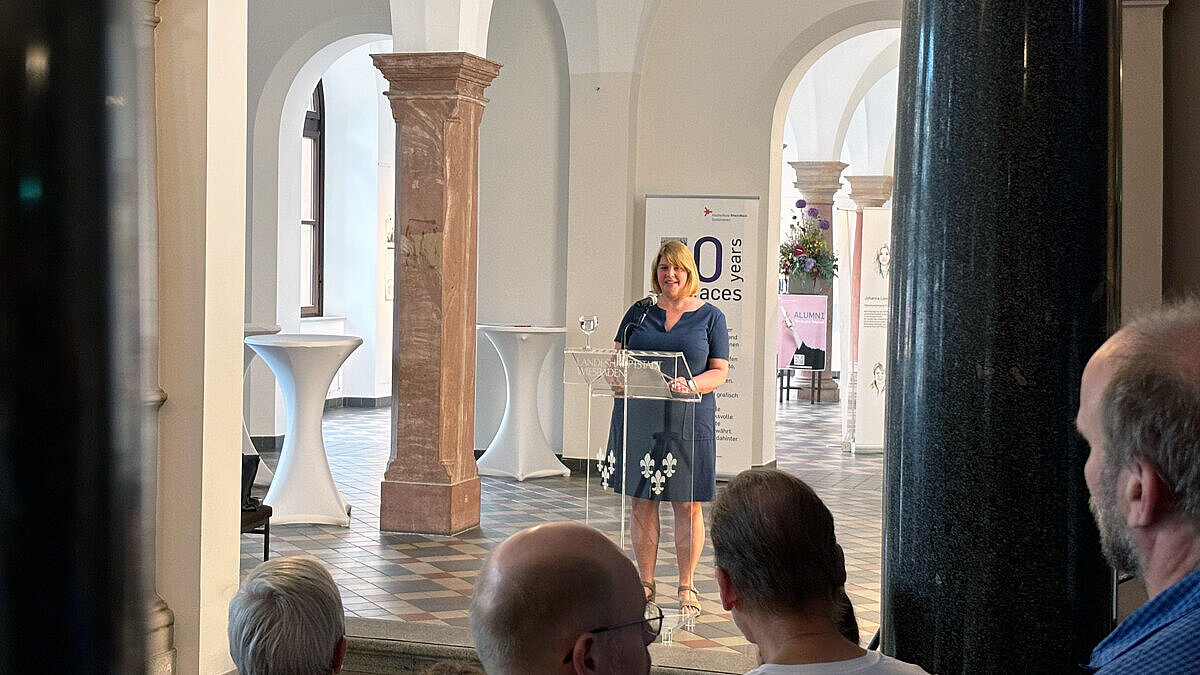 Prof. Dr. Kathrin Witek, Dekanin des Fachbereichs Sozialwesen, steht am Rednerpult