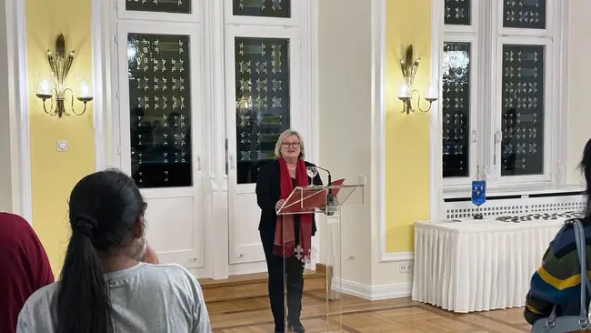 Prof. Dr. Eva Waller begrüßt die internationalen Studierenden Prof. Dr. Eva Waller begrüßt die internationalen Studierenden