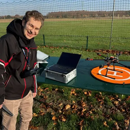 Fabio Ramirez Stern mit dem selbstgebauten Hexacopter
