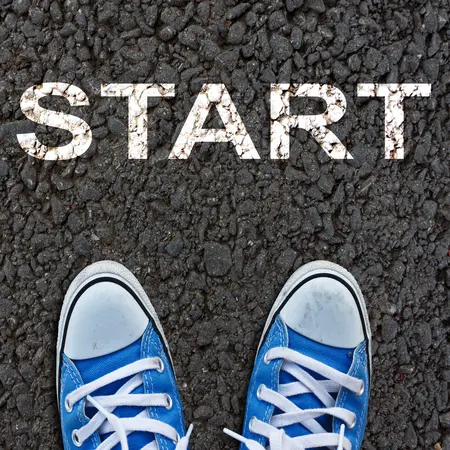 Zwei Schuhe auf der Straße vor dem Wort "START".