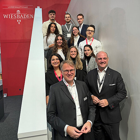 Professoren und Studierende auf der Expo Real