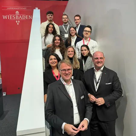 Professoren und Studierende auf der Expo Real