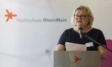 HSRM-Präsidentin Prof. Dr. Eva Waller begrüßt die Gäste zum 60-jährigen Jubiläum der Ingenieurwissenschaften in Rüsselsheim.