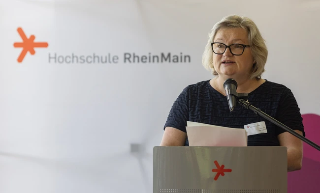 HSRM-Präsidentin Prof. Dr. Eva Waller begrüßt die Gäste zum 60-jährigen Jubiläum der Ingenieurwissenschaften in Rüsselsheim.