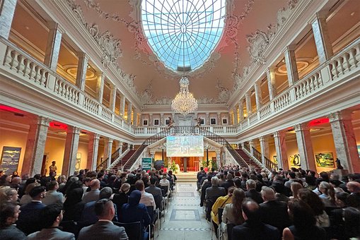 Blick in die vollbesetzte Empfangshalle des Palais Henkellsfeld in Wiesbaden-Biebrich