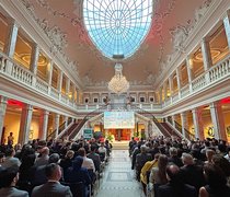 Blick in die vollbesetzte Empfangshalle des Palais Henkellsfeld in Wiesbaden-Biebrich