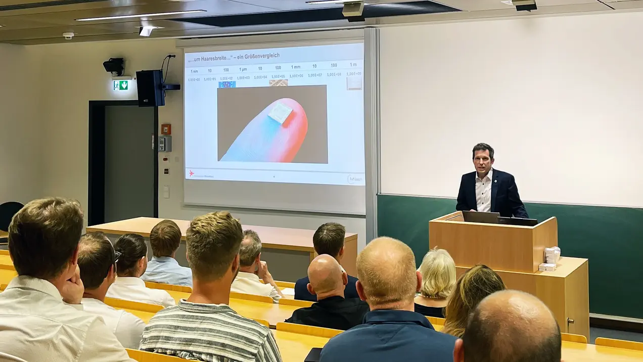 Prof. Dr. Markus Bender bei der Einweihung der neuen e-Line-Elektronenstrahl-Lithografie-Anlage.