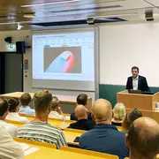 Prof. Dr. Markus Bender bei der Einweihung der neuen e-Line-Elektronenstrahl-Lithografie-Anlage.