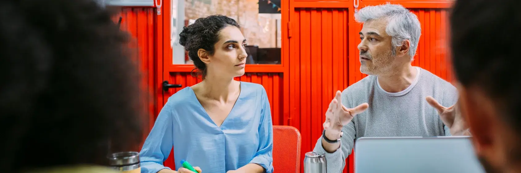 Frau sitzt mit Mann an Tisch