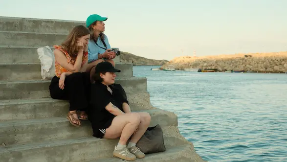Studierende bei einer Pause am Meer