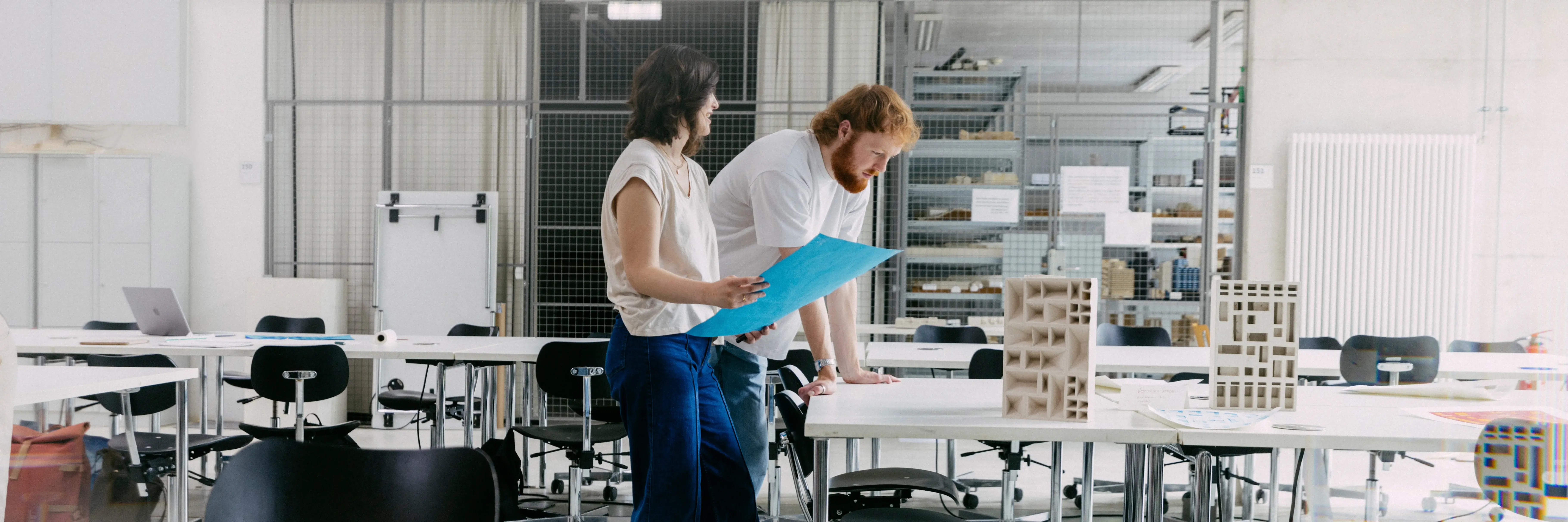 Studierende mit Modellen in einem Labor des Fachbereichs Architektur und Bauingenieurwesen