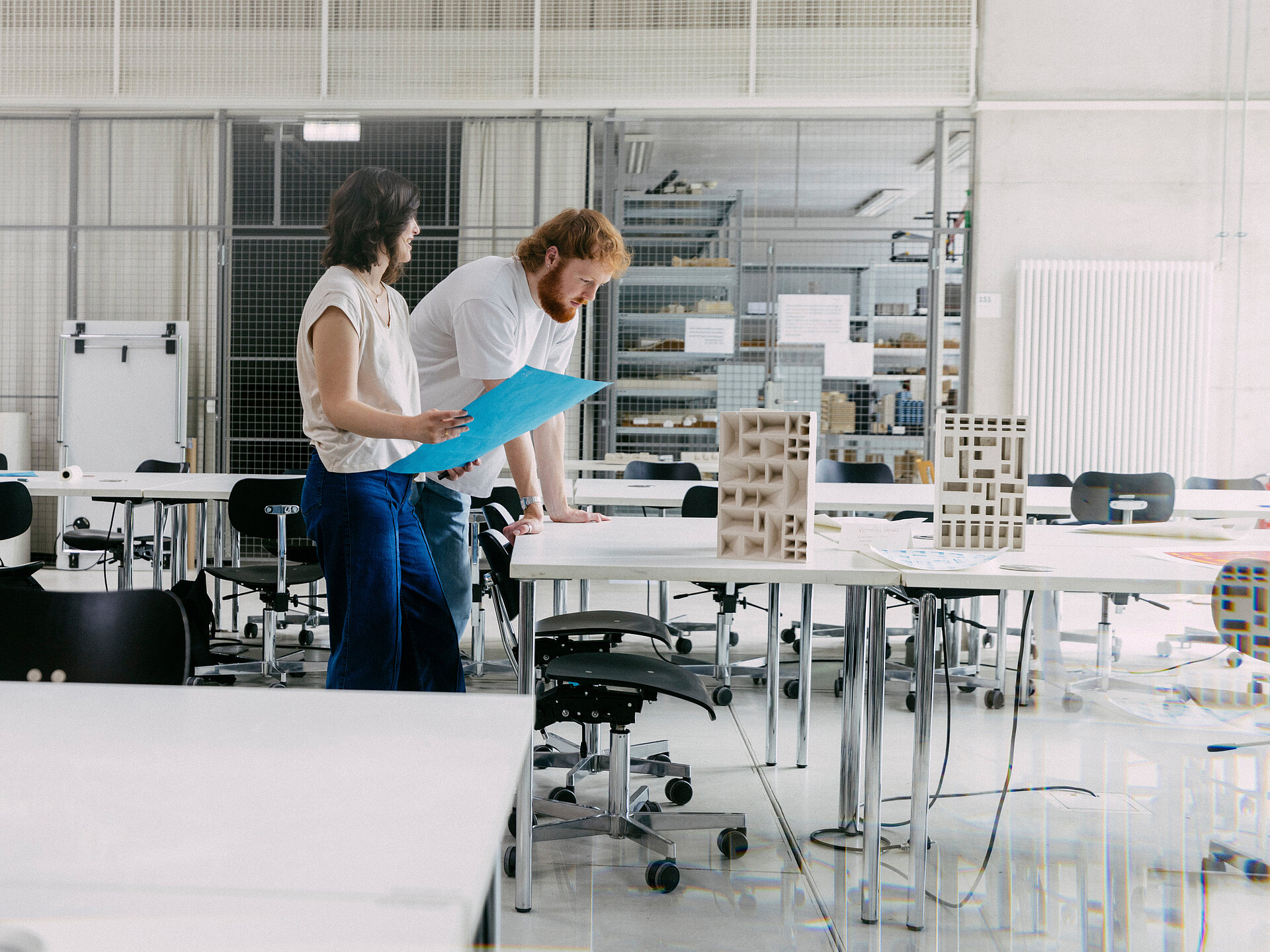 Studierende mit Modellen in einem Labor des Fachbereichs Architektur und Bauingenieurwesen