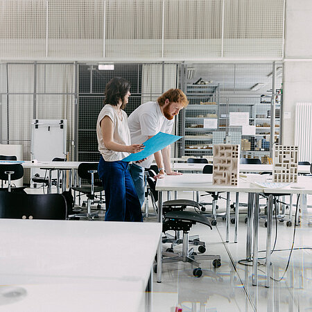 Studierende mit Modellen in einem Labor des Fachbereichs Architektur und Bauingenieurwesen