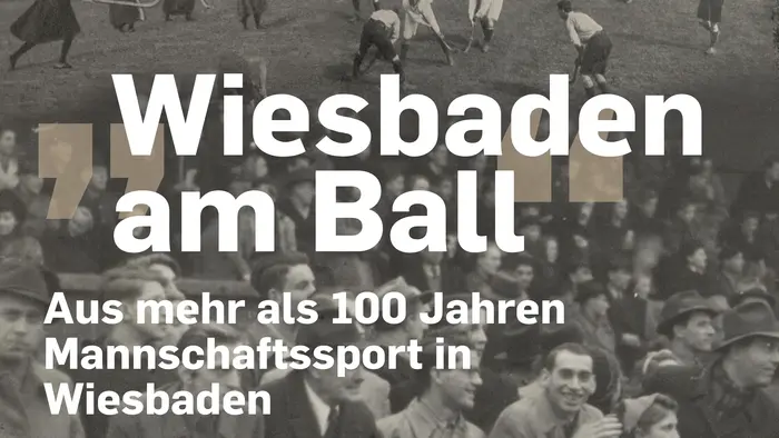 Eine Ausstellung über mehr als 100 Jahre Mannschaftssport in Wiesbaden. Gezeigt werden historische Fotos von Fußball-, Handball- und Hockeyspielen sowie Informationen zur Entwicklung des Sports in der Region. Die Ausstellung beginnt im März 2026.