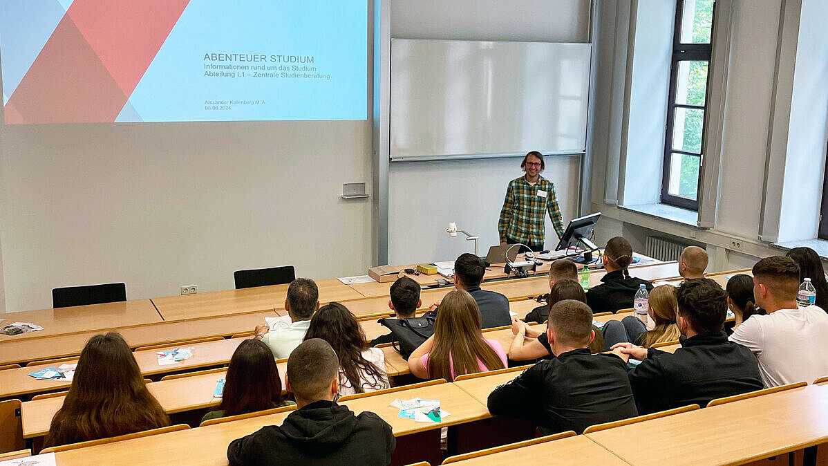 Schüler:innen der Deutschen Schule in Athen sitzen in einem Hörsaal der Hochschule RheinMain