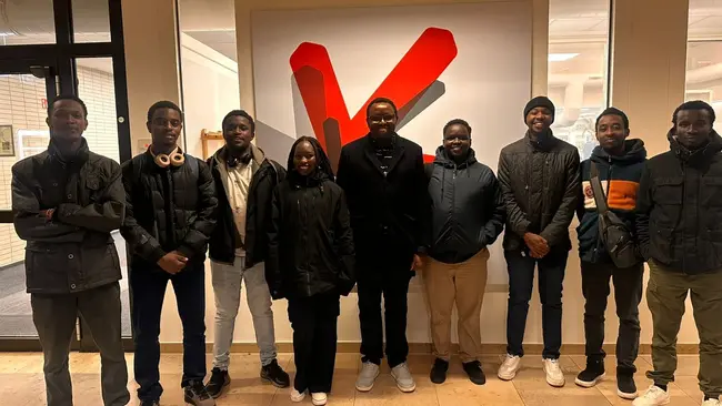 Kenianische Studierende im Programm PreStudyING freuen sich über den hohen Besuch aus ihrem Heimatland.