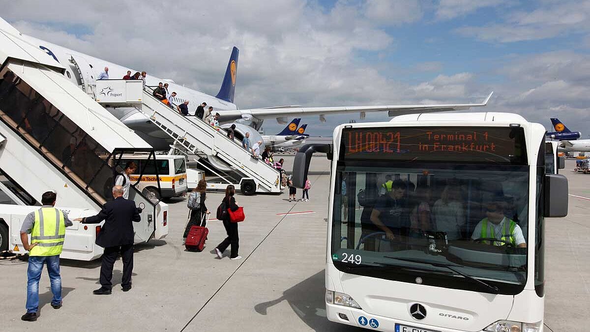 Vorfeld-Bus am Frankfurter Flughafen (Symbolbild)