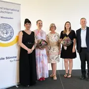 SI-Preisträgerinnen Maria Sala Archelos (2. v. r.) und Laura Todte (2. v. l.) mit Prof. Dr. Hahnemann (HSRM), Prof. Dr. Füsseler-Eckhoff (Soroptimist International, mitte) und Prof. Dr. Neupert (HSRM).