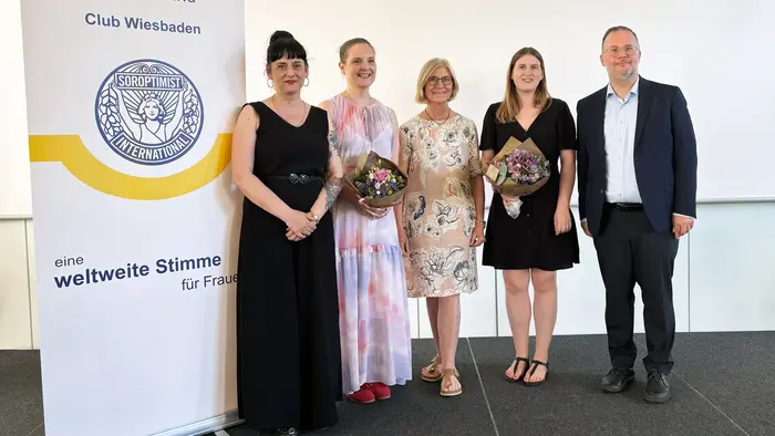 SI-Preisträgerinnen Maria Sala Archelos (2. v. r.) und Laura Todte (2. v. l.) mit Prof. Dr. Hahnemann (HSRM), Prof. Dr. Füsseler-Eckhoff (Soroptimist International, mitte) und Prof. Dr. Neupert (HSRM).