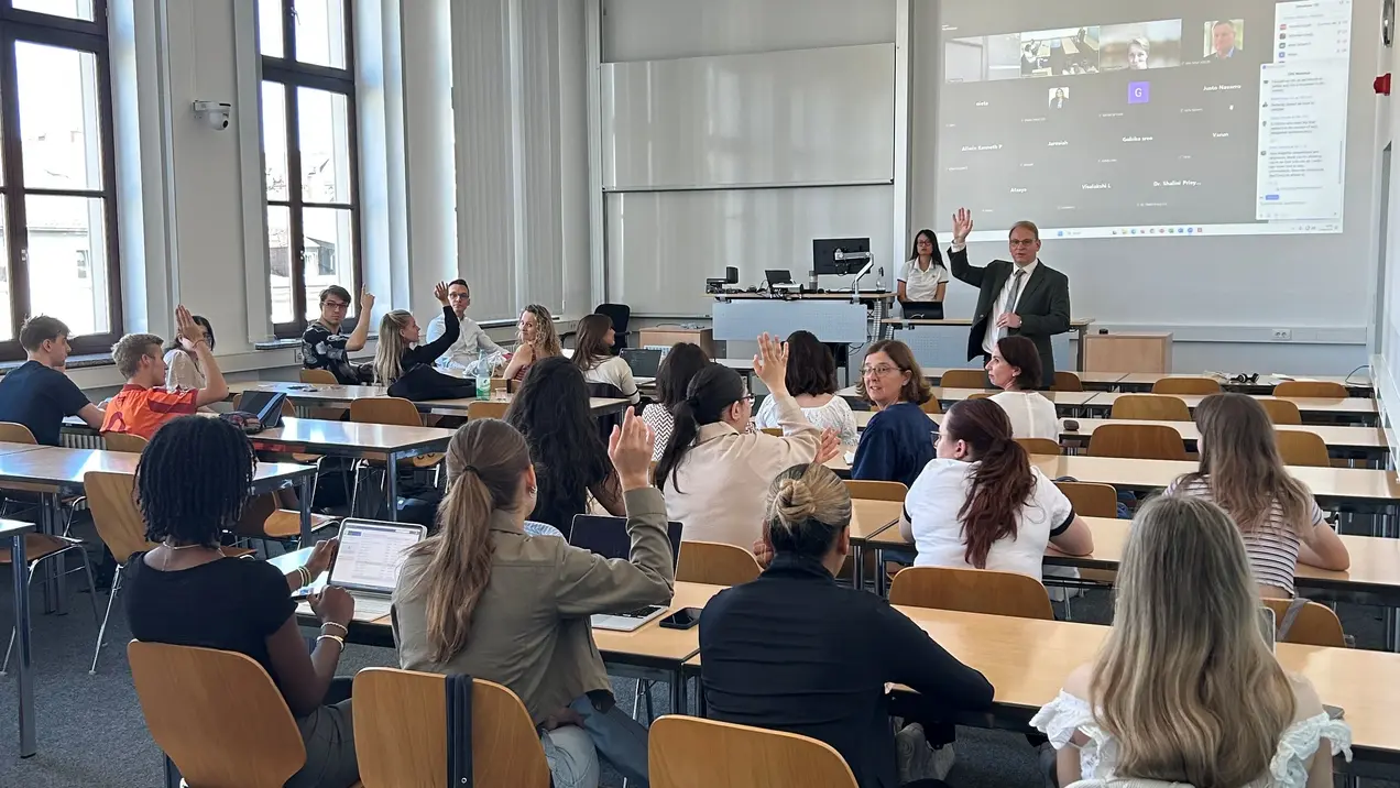 Hubertus Weyer, Lehrkraft für besondere Aufgaben, mit Teilnehmenden im Seminarraum der Wiesbaden Business School