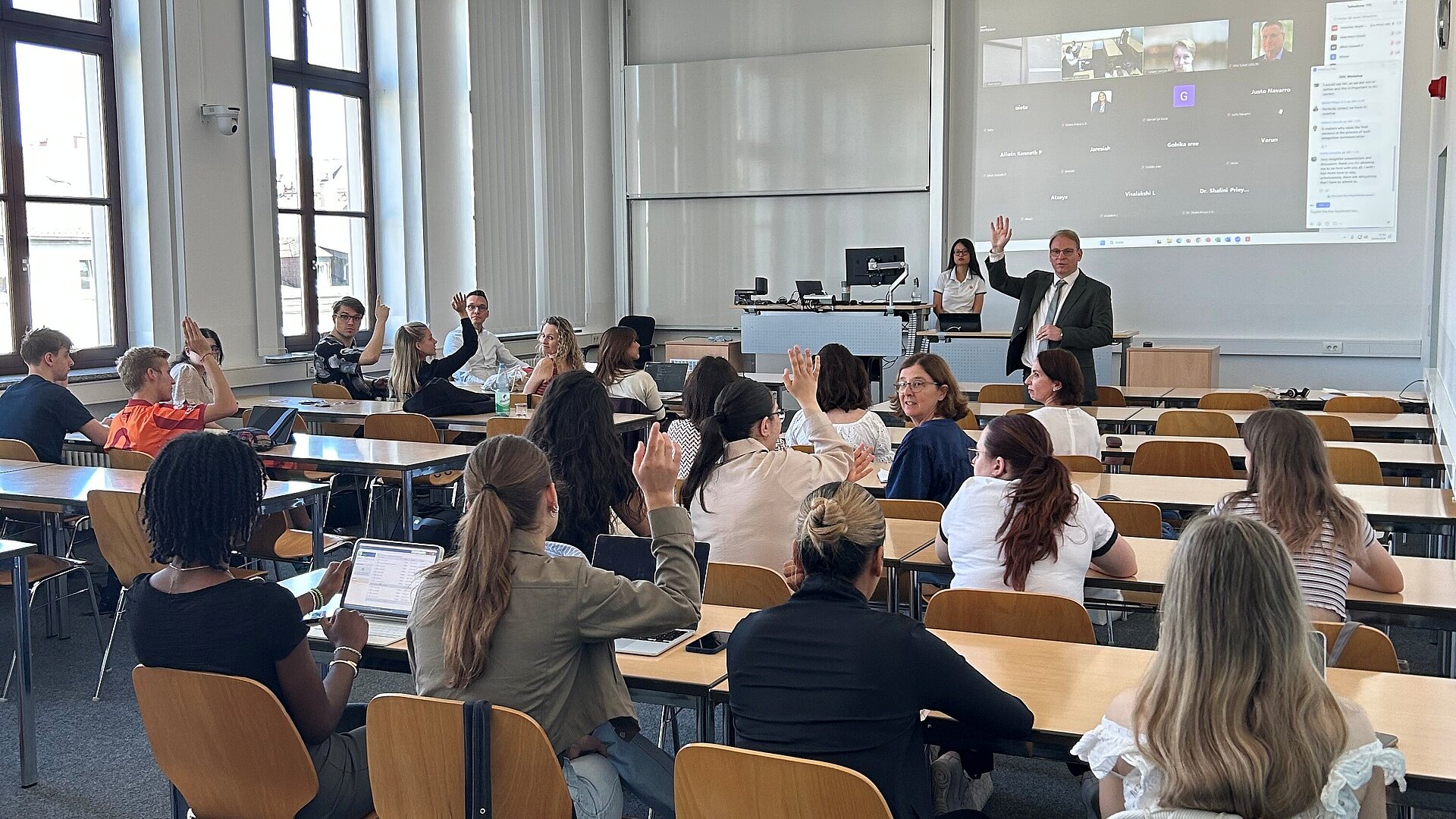 Hubertus Weyer, Lehrkraft für besondere Aufgaben, mit Teilnehmenden im Seminarraum der Wiesbaden Business School