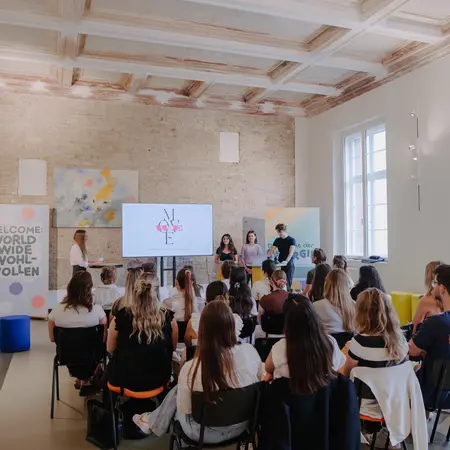 Studierende des Fachbereichs Wirtschaft im Heimathafen Wiesbaden 