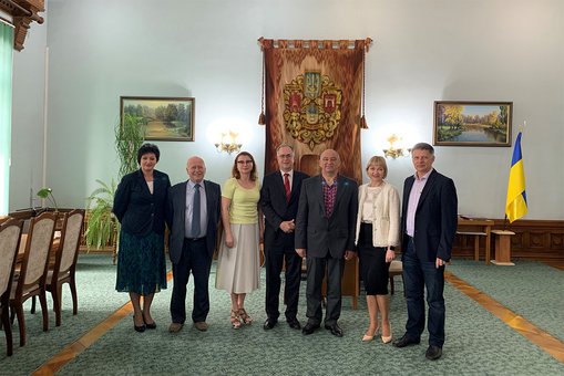 Von rechts nach nach: Prof. Dr. Petro Fochuk; Vize-Rektor; Prof. Dr. Oksana Shchenbanyuk, Prof. Dr. Oleg Angelsky, Rektor; Prof. Dr. Rainer Wedde; Dr. Ruslana Havrylyuk; Prof. Dr. Petro Patsurkivskyi, Dekan der juristischen Fakultät