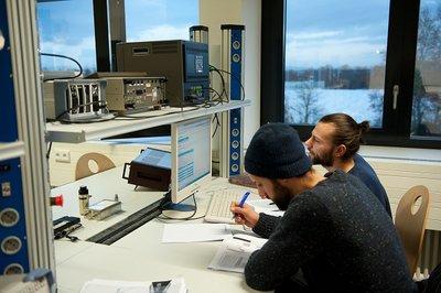 Studierende im GNF-Labor