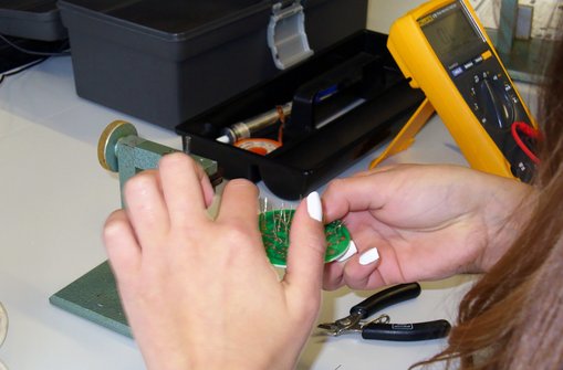 Basteln von LED-Smiley am Fachbereich Ingenieurwissenschaften. 